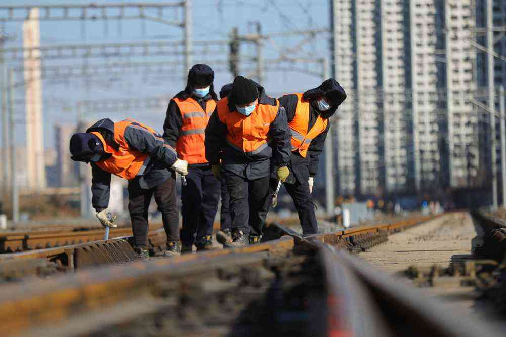 1月8日，沈陽電務段沈陽信號車間工作人員在沈陽火車站附近進行例行巡檢。