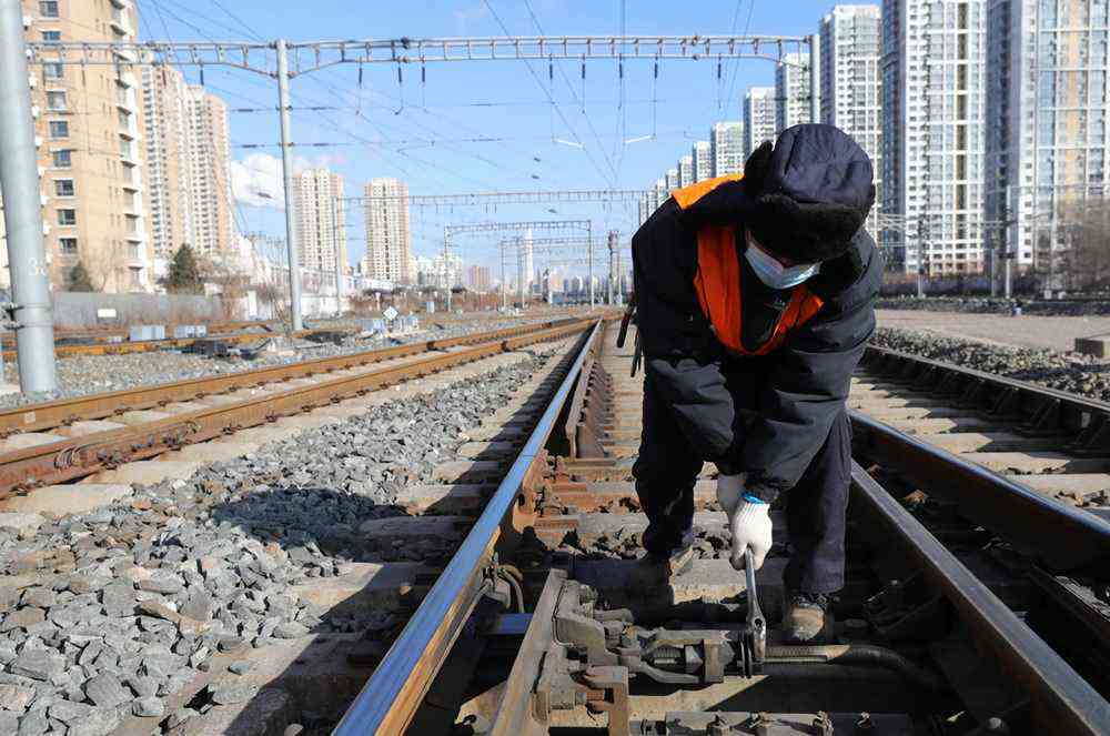 1月8日，沈陽電務段沈陽信號車間工作人員在沈陽火車站附近進行例行巡檢。