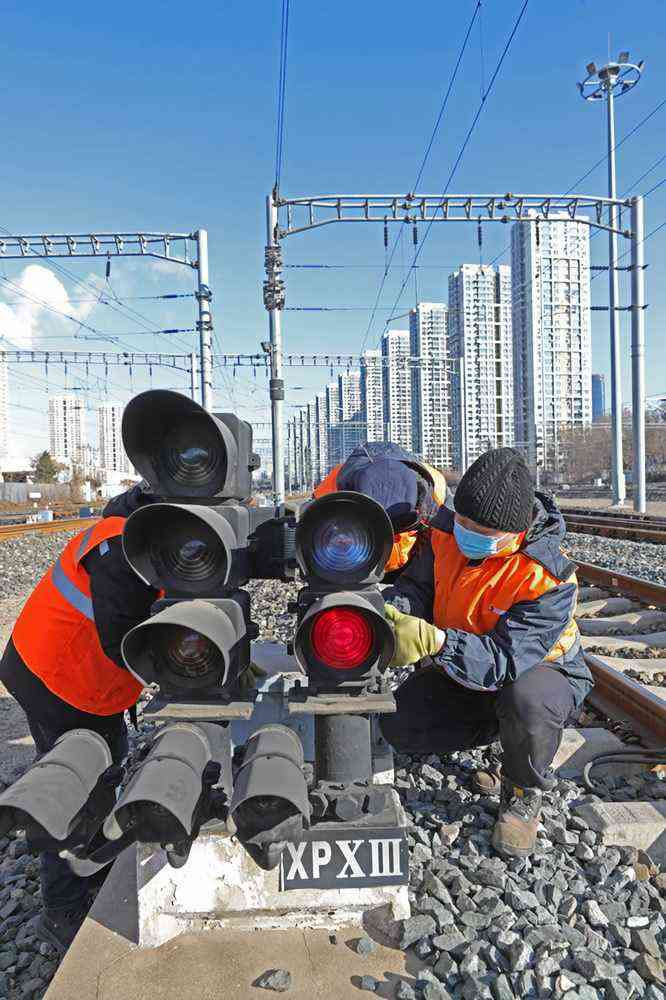 1月8日，沈陽電務段沈陽信號車間工作人員在沈陽火車站附近進行信號機檢修作業。