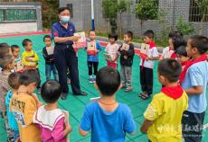 給孩子們送去精神糧食的退休人