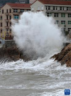 浙江溫嶺：臺風“海葵”近 沿海掀巨浪