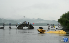 “杭州西湖日” 雨中游西湖