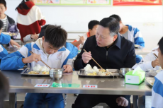 珠暉區領導督導校園食品安全和“校園餐”工作